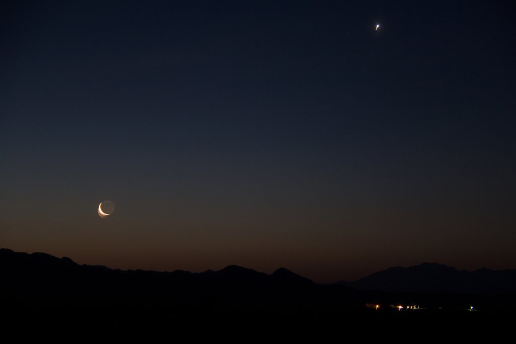IMG_2802.jpg - Morning rise of Venus and a tiny crescent moon, above the town of Amboy.